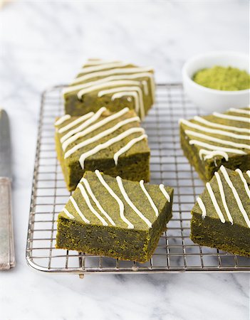 Matcha green tea brownie cake with white chocolate on a cooling rack. Grey stone background Photographie de stock - Aubaine LD & Abonnement, Code: 400-08671078