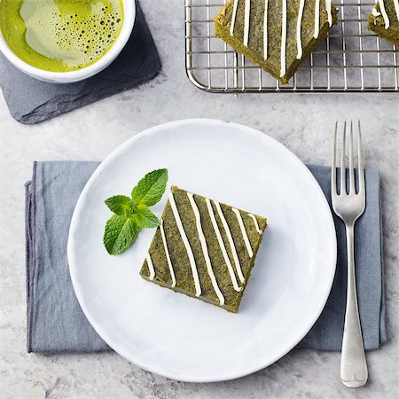 Matcha green tea brownie cake with white chocolate on a white plate. Grey stone background Photographie de stock - Aubaine LD & Abonnement, Code: 400-08671079