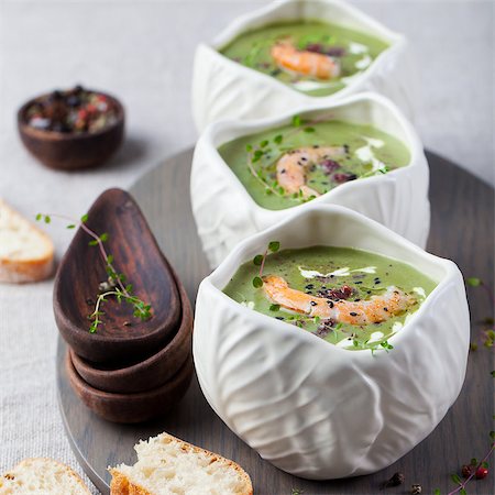 Broccoli, spinach cream soup with shrimp in a white bowls on a wooden board Top view Foto de stock - Super Valor sin royalties y Suscripción, Código: 400-08671081