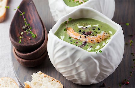 Broccoli, spinach cream soup with shrimp in a white bowls on a wooden board Top view Foto de stock - Super Valor sin royalties y Suscripción, Código: 400-08671082