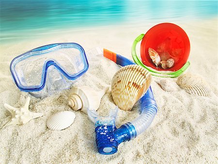 simsearch:400-06203348,k - Water goggles and beach toys in the sand Foto de stock - Super Valor sin royalties y Suscripción, Código: 400-08671528
