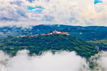 simsearch:400-07175405,k - Motovun town in clouds view, Istria, Croatia Foto de stock - Royalty-Free Super Valor e Assinatura, Número: 400-08671984