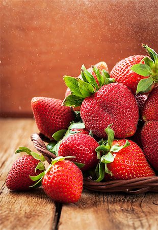 simsearch:400-08672192,k - Fresh organic ripe wet strawberry on wooden table with water splash around Photographie de stock - Aubaine LD & Abonnement, Code: 400-08672192