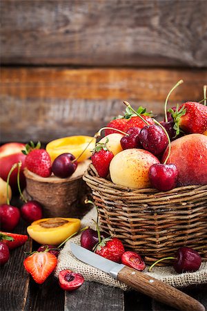 simsearch:400-08672192,k - Fresh ripe summer berries and fruits (peaches, apricots, cherry and strawberry) in wicker basket Photographie de stock - Aubaine LD & Abonnement, Code: 400-08672202