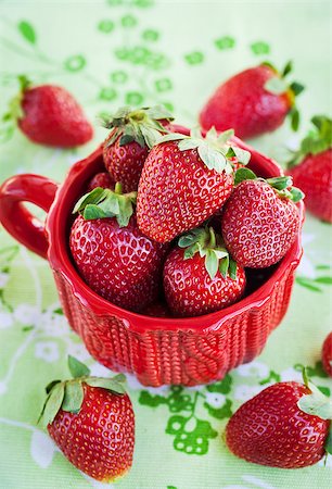 simsearch:400-08672192,k - Fresh organic strawberries  in a red mug Photographie de stock - Aubaine LD & Abonnement, Code: 400-08672890