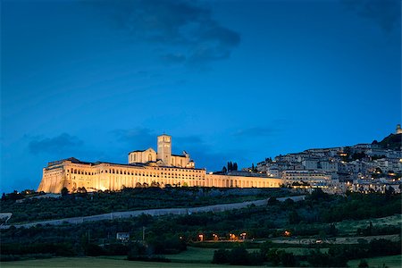 Illuminated cityscape Assisi basilica and monastery in Umbria, Italy Stockbilder - Microstock & Abonnement, Bildnummer: 400-08673071