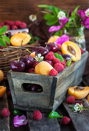 simsearch:400-08672192,k - Fresh ripe summer apricots, cherry and raspberry in wooden box Photographie de stock - Aubaine LD & Abonnement, Code: 400-08673684