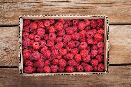 simsearch:400-08672192,k - Fresh organic ripe raspberry in box on wooden table Photographie de stock - Aubaine LD & Abonnement, Code: 400-08673689