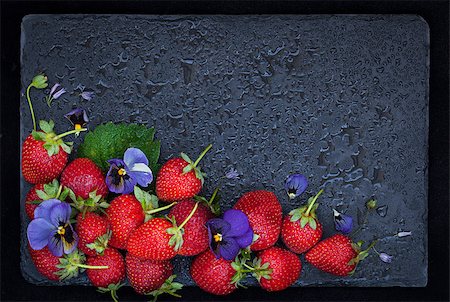 simsearch:400-08672192,k - Fresh ripe strawberry on dark background with empty space (copy space), top view Photographie de stock - Aubaine LD & Abonnement, Code: 400-08673680