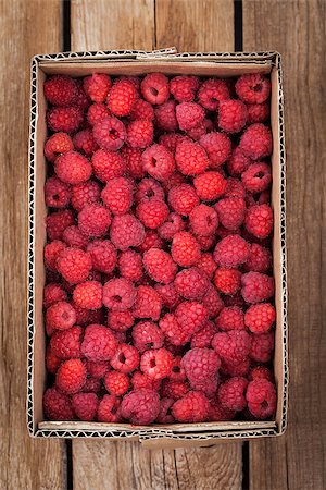 simsearch:400-05079848,k - Fresh organic ripe raspberry in box on wooden table Foto de stock - Super Valor sin royalties y Suscripción, Código: 400-08673690