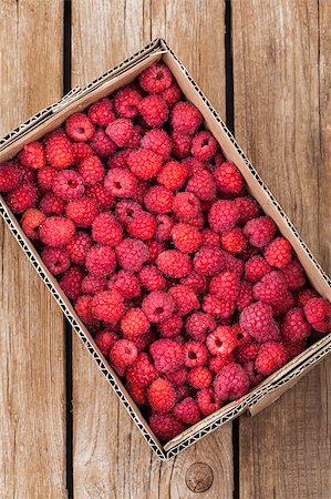 simsearch:400-08672192,k - Fresh organic ripe raspberry in box on wooden table Photographie de stock - Aubaine LD & Abonnement, Code: 400-08673693