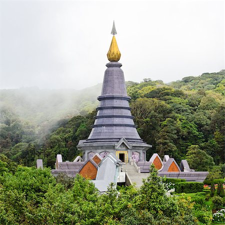 Phra Mahathat Napapolphumisiri pagoda on Doi Intanon mountain in Chiang Mai province of Thailand. Foto de stock - Super Valor sin royalties y Suscripción, Código: 400-08680333