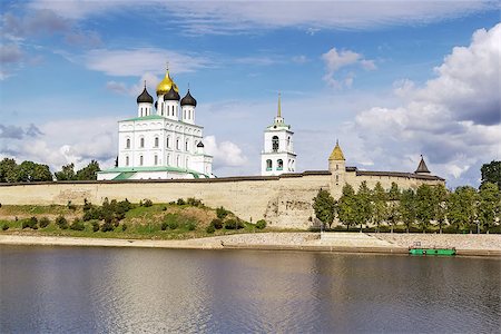 simsearch:400-08157990,k - view of Krom or Kremlin in Pskov from Velikaya river, Russia Foto de stock - Super Valor sin royalties y Suscripción, Código: 400-08694127