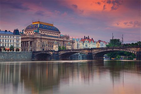 simsearch:400-08253455,k - Image of Prague riverside with reflection of the city in Vltava River. Foto de stock - Super Valor sin royalties y Suscripción, Código: 400-08694670