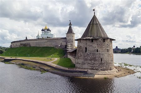simsearch:400-04322343,k - view of Krom or Kremlin in Pskov from Pskova river, Russia Stock Photo - Budget Royalty-Free & Subscription, Code: 400-08694750