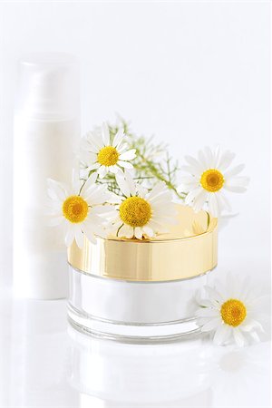 chamomile and jars of cream on the white background Stockbilder - Microstock & Abonnement, Bildnummer: 400-08696161