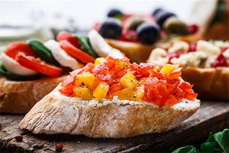 sandwich rustic table - Italian bruschetta with chopped tomatoes, herbs and oil on toasted crusty ciabatta bread Foto de stock - Super Valor sin royalties y Suscripción, Código: 400-08693005