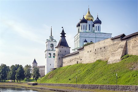 simsearch:400-08157990,k - The Krom or Kremlin in Pskov, Russia,with the Trinity Cathedral Foto de stock - Super Valor sin royalties y Suscripción, Código: 400-08693469