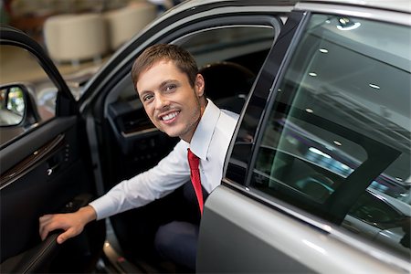 simsearch:400-06415929,k - Young seller of cars indoors Stockbilder - Microstock & Abonnement, Bildnummer: 400-08693650