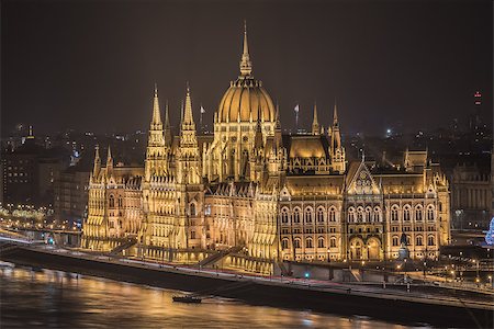 simsearch:400-05386559,k - Illuminated Hungarian Parliament Building in Budapest, Hungary at Night Foto de stock - Super Valor sin royalties y Suscripción, Código: 400-08693963