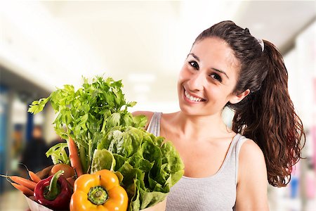 simsearch:400-04962399,k - Smiling girl at supermarket with bag of vegetables Stockbilder - Microstock & Abonnement, Bildnummer: 400-08705680