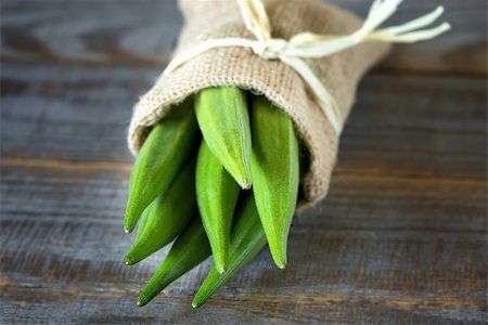 simsearch:400-08705784,k - A heap of raw okra or Lady's fingers or gumbo in a bag  on wooden  background Foto de stock - Royalty-Free Super Valor e Assinatura, Número: 400-08705785