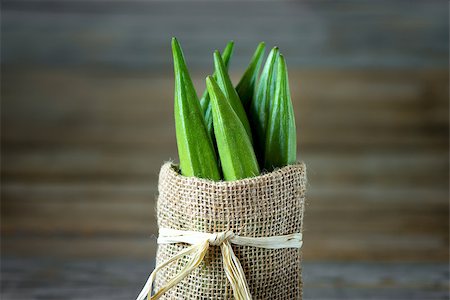simsearch:400-08705784,k - A heap of raw okra or Lady's fingers or gumbo  in a bag on wooden background Foto de stock - Royalty-Free Super Valor e Assinatura, Número: 400-08705783