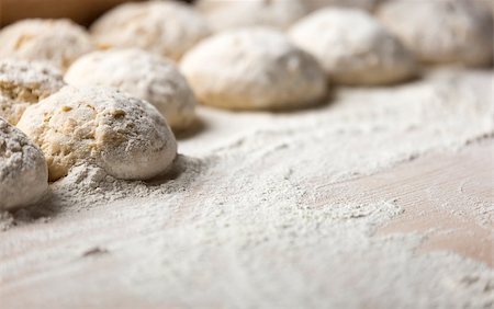 Buns of Dough Covered in Flour close up. Foto de stock - Super Valor sin royalties y Suscripción, Código: 400-08706187