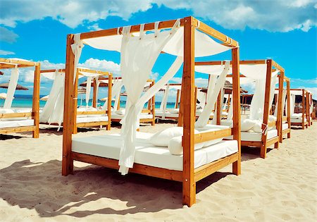 view of some beds in a beach club in a white sand beach in Ibiza, Spain Foto de stock - Super Valor sin royalties y Suscripción, Código: 400-08706257