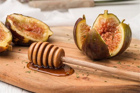 Figs and honey on a wooden table selective focus. Foto de stock - Super Valor sin royalties y Suscripción, Código: 400-08706259