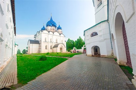 simsearch:400-06638923,k - Suzdal Kremlin - the oldest part of the city, the core of Suzdal, according to archaeologists with existing X century. The Kremlin is located in a bend of the Kamenka River in the southern part of the city. Foto de stock - Royalty-Free Super Valor e Assinatura, Número: 400-08706356