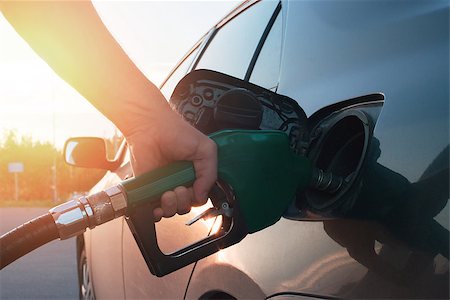 hand guiding the fuel in the gasoline tank of the car at a small depth of field Foto de stock - Super Valor sin royalties y Suscripción, Código: 400-08706730