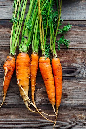 simsearch:400-07982459,k - Raw carrot with green leaves on wooden background Photographie de stock - Aubaine LD & Abonnement, Code: 400-08708228