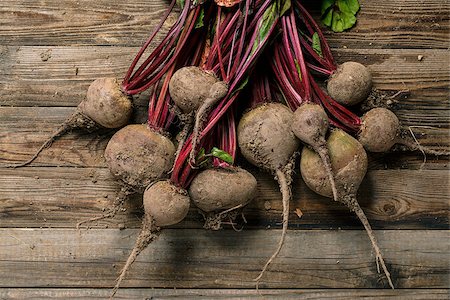 simsearch:400-07422782,k - Freshly harvested red beets on a wooden table Photographie de stock - Aubaine LD & Abonnement, Code: 400-08711436