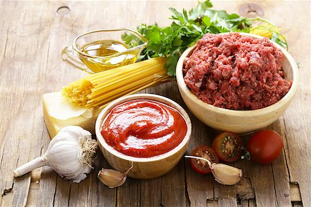 simsearch:400-08890289,k - Ingredients for pasta with bolognese sauce (meat, tomato sauce, garlic, olive oil) Foto de stock - Royalty-Free Super Valor e Assinatura, Número: 400-08734805