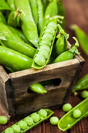 simsearch:400-05294178,k - Fresh ripe green peas in wooden box Stockbilder - Microstock & Abonnement, Bildnummer: 400-08735561