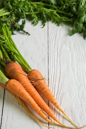 simsearch:400-07982459,k - Freshly grown carrots on wooden table Photographie de stock - Aubaine LD & Abonnement, Code: 400-08735694