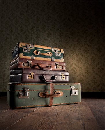 simsearch:649-08564128,k - Pile of leather vintage suitcases, retro wallpaper on background. Stockbilder - Microstock & Abonnement, Bildnummer: 400-08735830