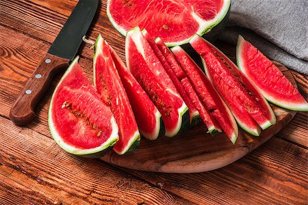 simsearch:859-03600292,k - Watermelon half and slices lying on wooden table. Juicy dessert. Foto de stock - Super Valor sin royalties y Suscripción, Código: 400-08736044