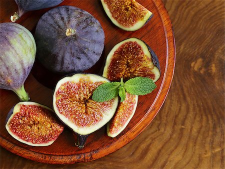 simsearch:400-07718938,k - Natural ripe figs on a wooden board Fotografie stock - Microstock e Abbonamento, Codice: 400-08736623