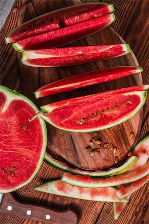 simsearch:859-03600292,k - Watermelon slices and peels lying on tcutting board. Sweet summer dessert Vertical Foto de stock - Super Valor sin royalties y Suscripción, Código: 400-08736643