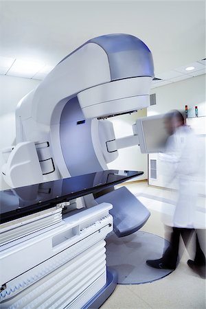 X-ray linear accelerator tomography machine with blurred doctors figure in hospital. Photographie de stock - Aubaine LD & Abonnement, Code: 400-08737083