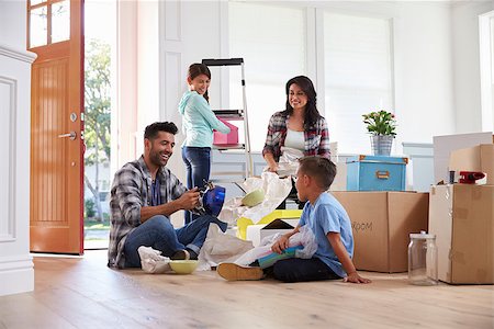 simsearch:400-08938320,k - Hispanic Family Moving Into New Home Stock Photo - Budget Royalty-Free & Subscription, Code: 400-08737164