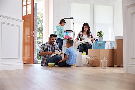 simsearch:400-08938320,k - Hispanic Family Moving Into New Home Stock Photo - Budget Royalty-Free & Subscription, Code: 400-08737165