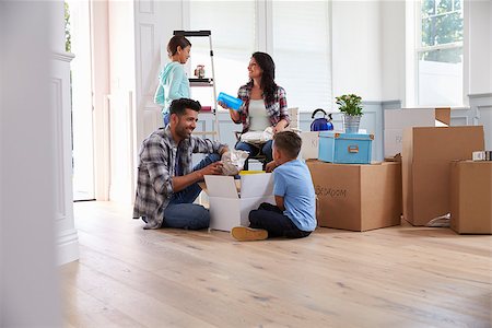 simsearch:400-08938320,k - Hispanic Family Moving Into New Home Stock Photo - Budget Royalty-Free & Subscription, Code: 400-08737166