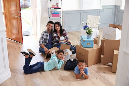simsearch:400-08938320,k - Portrait Of Hispanic Family Moving Into New Home Stock Photo - Budget Royalty-Free & Subscription, Code: 400-08737168