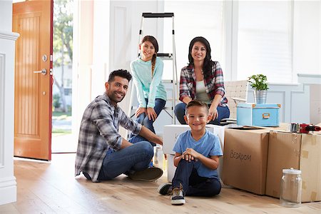 simsearch:400-08938320,k - Portrait Of Hispanic Family Moving Into New Home Stock Photo - Budget Royalty-Free & Subscription, Code: 400-08737162