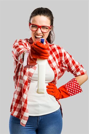 detergente - Pretty woman wearing gloves and holding a cleaning spray Foto de stock - Super Valor sin royalties y Suscripción, Código: 400-08730083