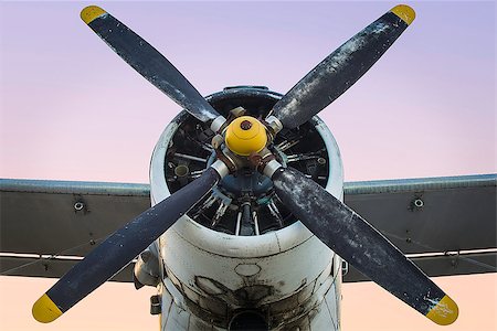 Old single engine propeller airplane in dust Foto de stock - Royalty-Free Super Valor e Assinatura, Número: 400-08731004