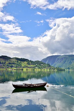Single rowboat in a fjord in Ulvik, Norway. Beautiful scenery. Foto de stock - Super Valor sin royalties y Suscripción, Código: 400-08731218